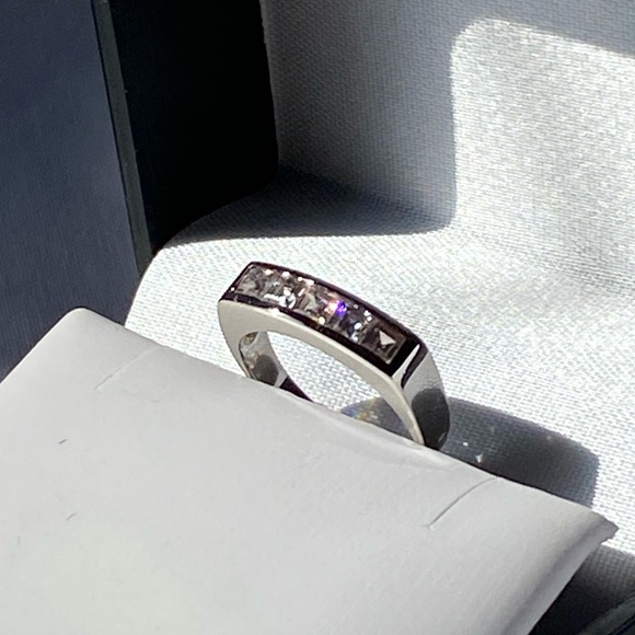 Gorgeous 925 Silver Semi eternity ring - Picture 2 of 5